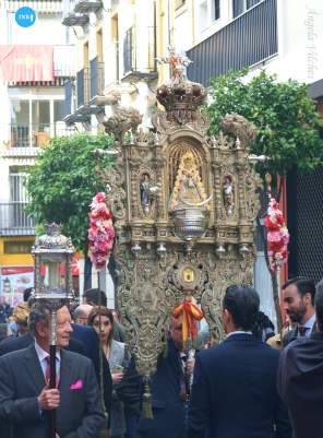 Traslado del simpecado del Rocío de la Macarena a la catedral por el pregón de las Glorias // Ángela Vilches
