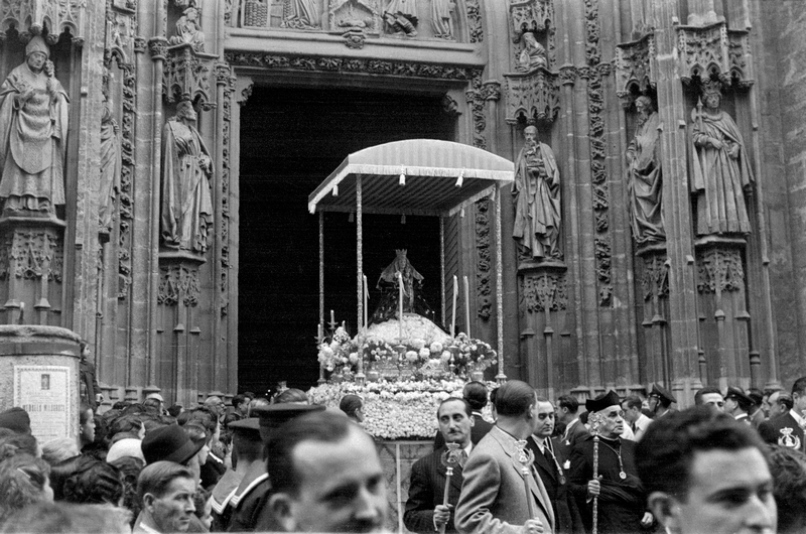 Valme saliendo catedral 1948 (Copiar)